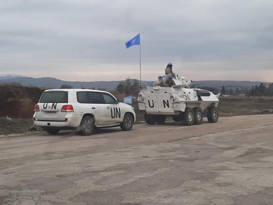 Misión en Altos del Golán Camioneta de las Naciones Unidas atrás de tanque de las Naciones Unidas