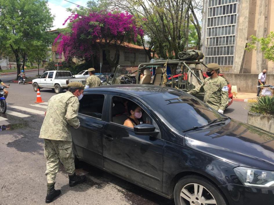 Personal del Ejército controlando frontera en puesto de control fronterizo