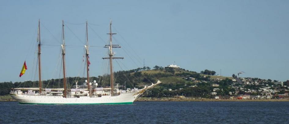 Buque Escuela "Juan Sebastián de Elcano" con el Cerro de Montevideo de fondo