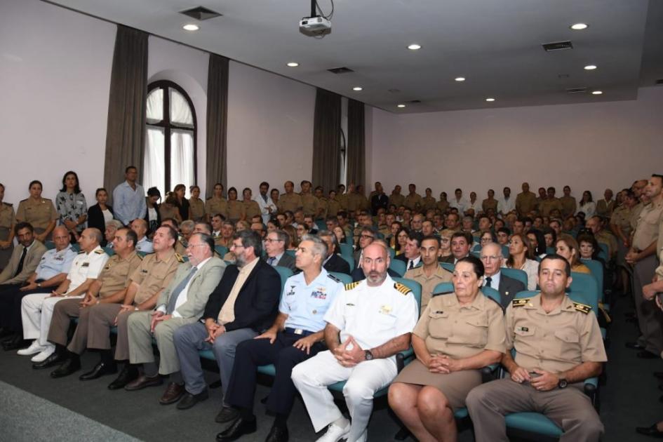 Ministro de Defensa Nacional, José Bayardi con autoridades