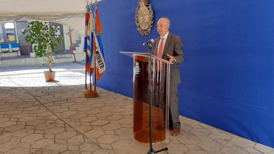 Ministro de Defensa Nacional, Javier García hablando hacia los funcionarios del Ministerio
