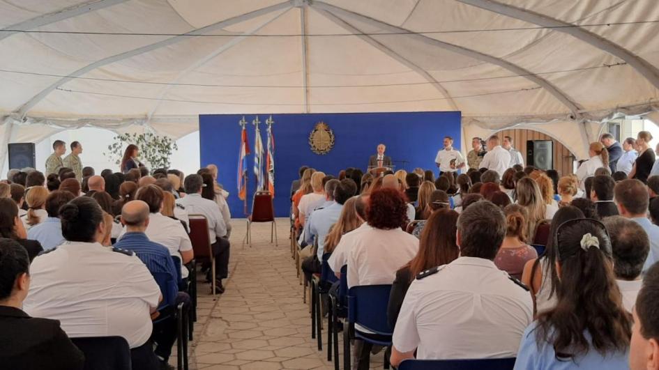 Personal del Ministerio de Defensa Nacional escuchando mensaje del Ministro, Javier García
