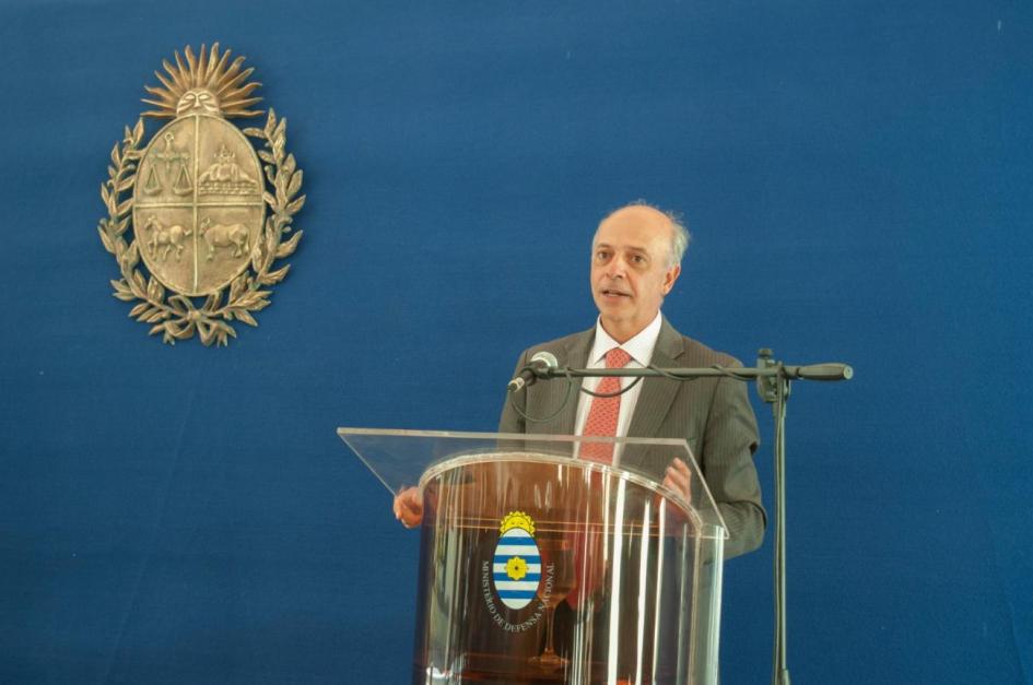 Ministro de Defensa Nacional, Javier García Ministro de Defensa Nacional, Javier García hablando hacia los funcionarios del Ministerio