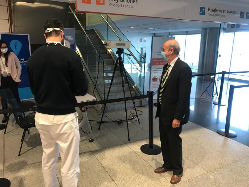 Misión humanitaria Ministro de Defensa esperando a pasajeros