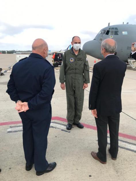 Misión humanitaria Ministro de Defensa hablando con la tripulación