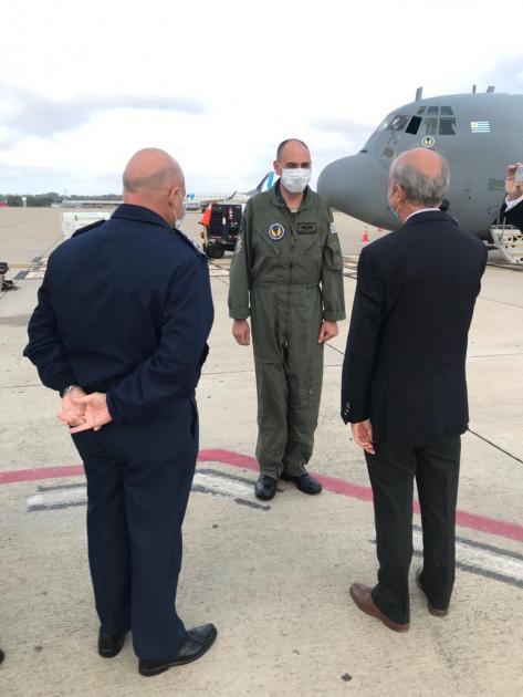 Ministro de Defensa hablando con la tripulación