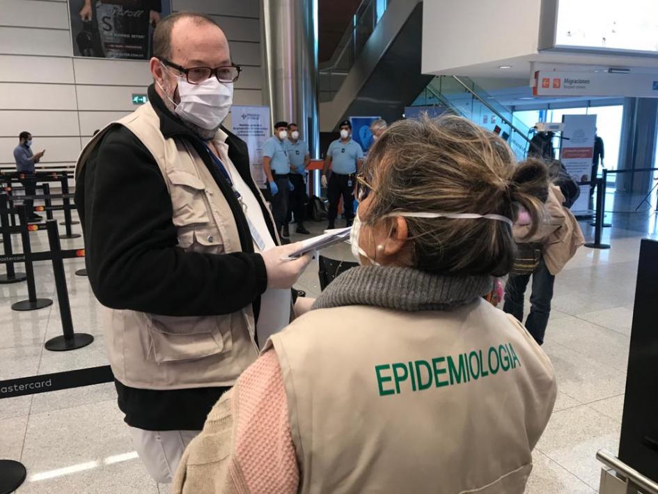 Misión humanitaria Pasajero en chequeo del aeropuerto
