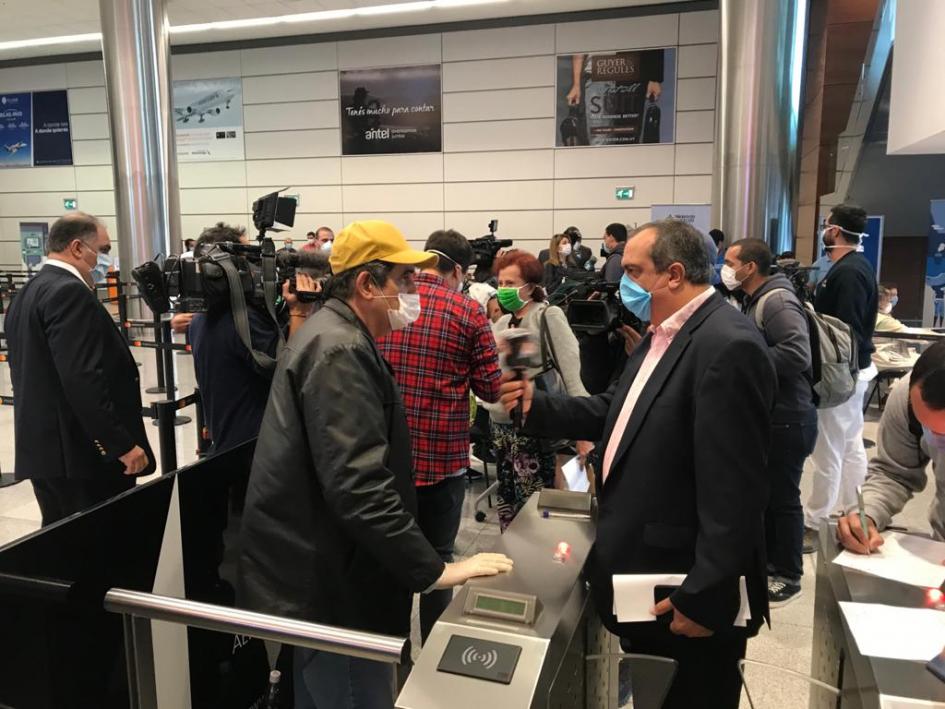 Misión humanitaria Pasajeros en chequeos del aeropuerto