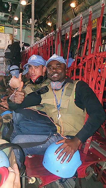 Wala, el traductor congolés en MONUSCO Wala acompañado de cascos azules