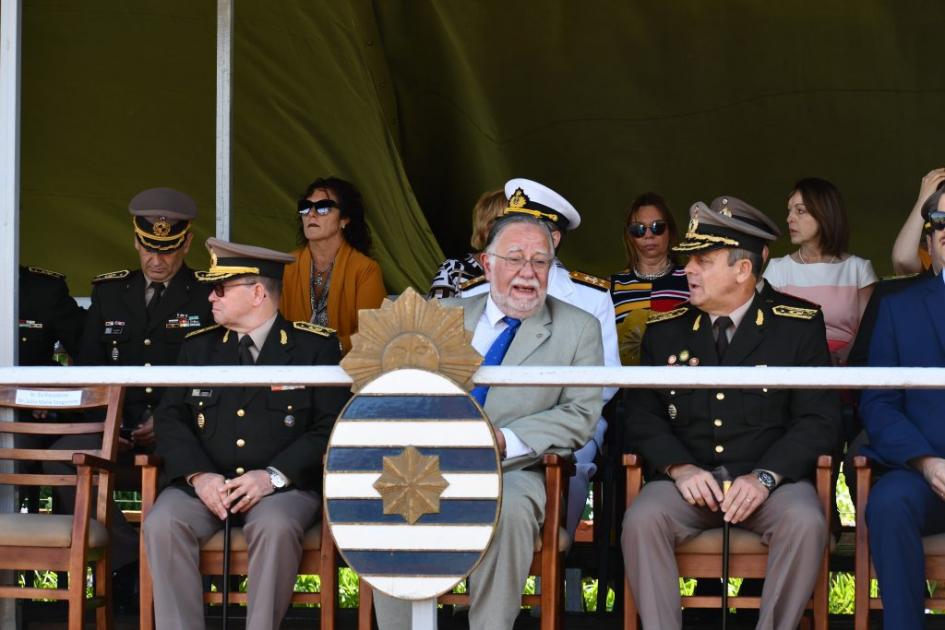 Ministro de Defensa Nacional, José Bayardi con autoridades Ministro de Defensa Nacional, José Bayardi con autoridades