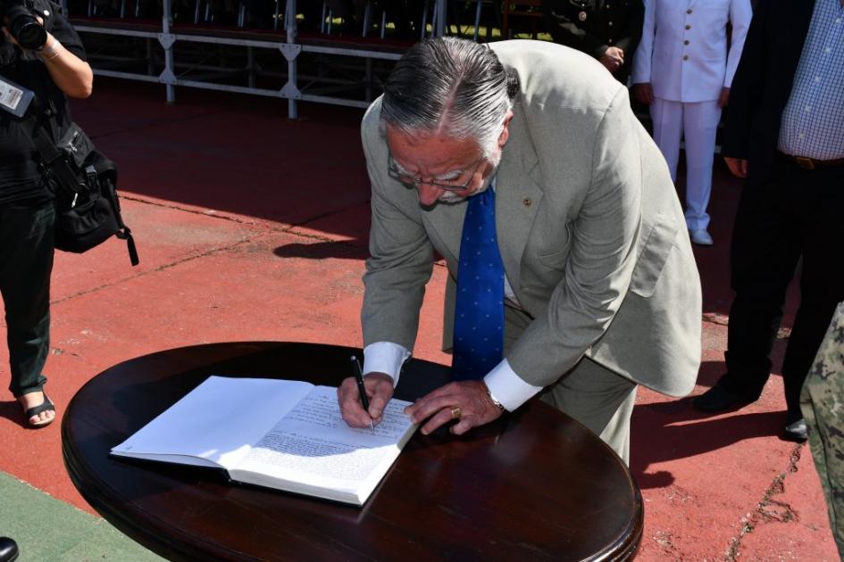 Ministro de Defensa Nacional, José Bayardi firmando acta Ministro de Defensa Nacional, José Bayardi firmando acta