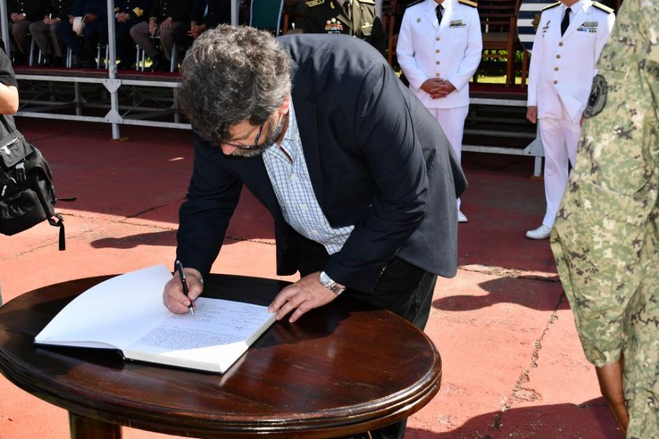 Subsecretario de Defensa Nacional, Andrés Berterreche firmando acta Subsecretario de Defensa Nacional, Andrés Berterreche firmando acta