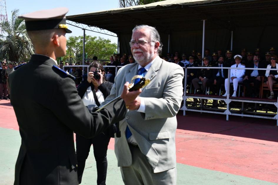 Ministro de Defensa Nacional, José Bayardi entregando espada a egresados Ministro de Defensa Nacional, José Bayardi entregando espada a egresados