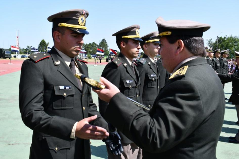 Entregando de espada a egresados Entregando de espada a egresados
