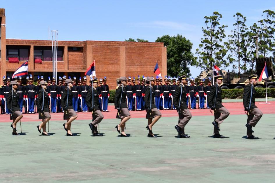 Formación militar realizando ceremonia Formación militar realizando ceremonia
