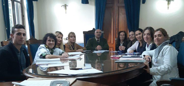 Comisión de Género y autoridades de Sanidad Militar reunidas en una mesa