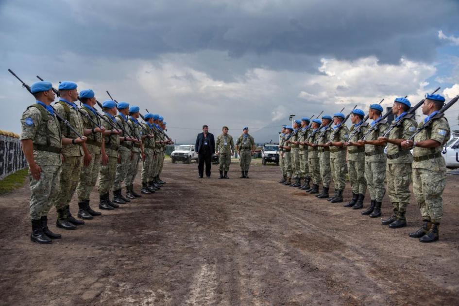 Autoridades del MDN siendo recibidas por la Guardia de Honor 