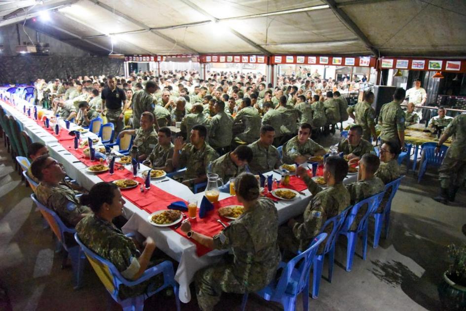 Personal de las Fuerzas Armadas en almuerzo de recibimiento del Subsecretario de Defensa y el Comandante en Jefe del Ejército Personal de las Fuerzas Armadas uruguayas en el Congo en un almuerzo de camaradería
