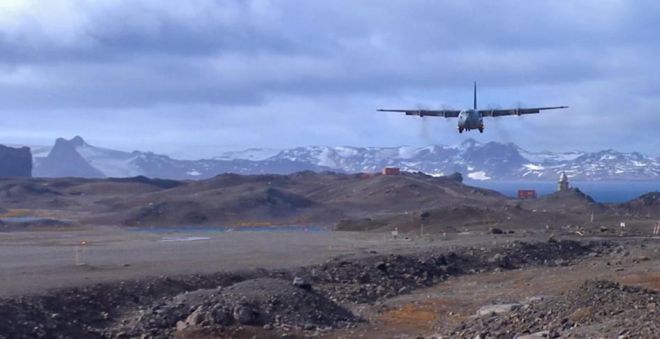 Aeronave de la FAU decolando de la Antártida 