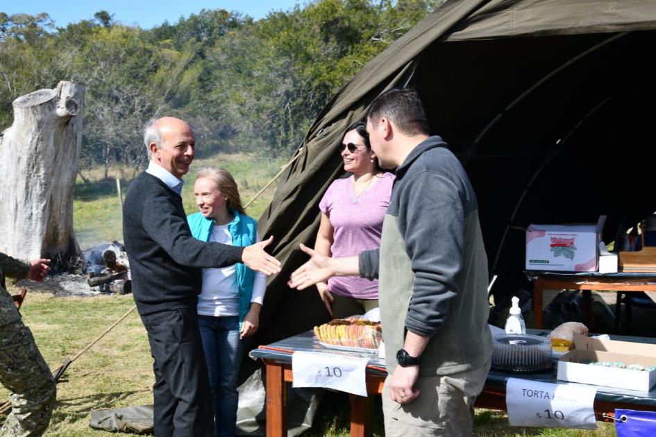 Ministro García visitó alumnos del Liceo Militar en Parador Tajes