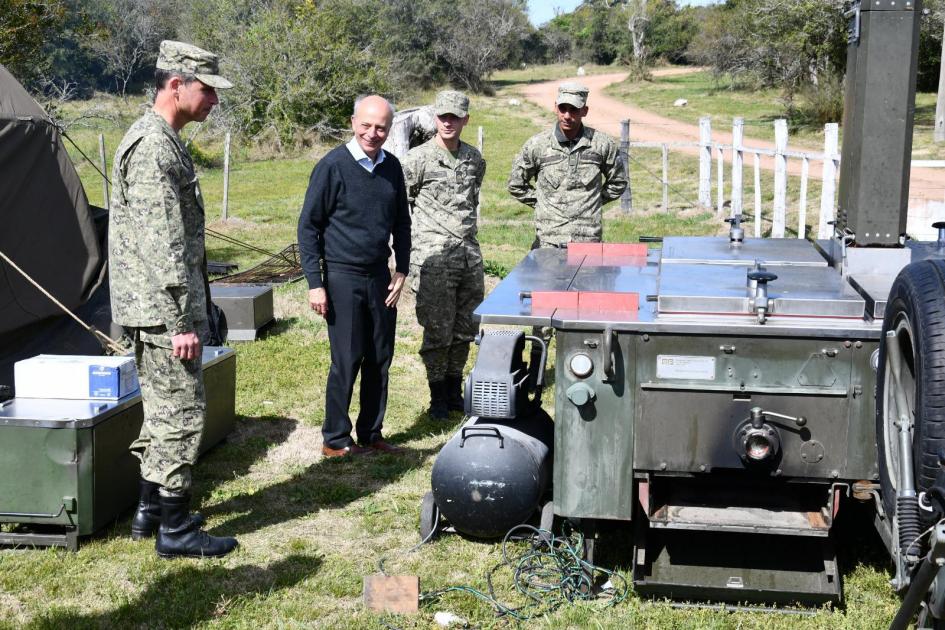 Ministro García visitó alumnos del Liceo Militar en Parador Tajes