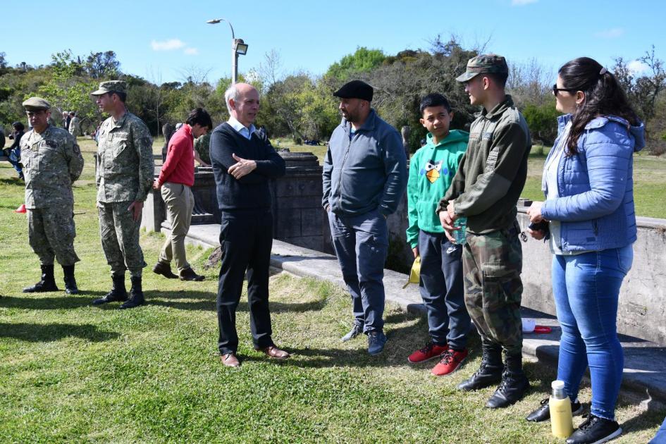 Ministro García visitó alumnos del Liceo Militar en Parador Tajes