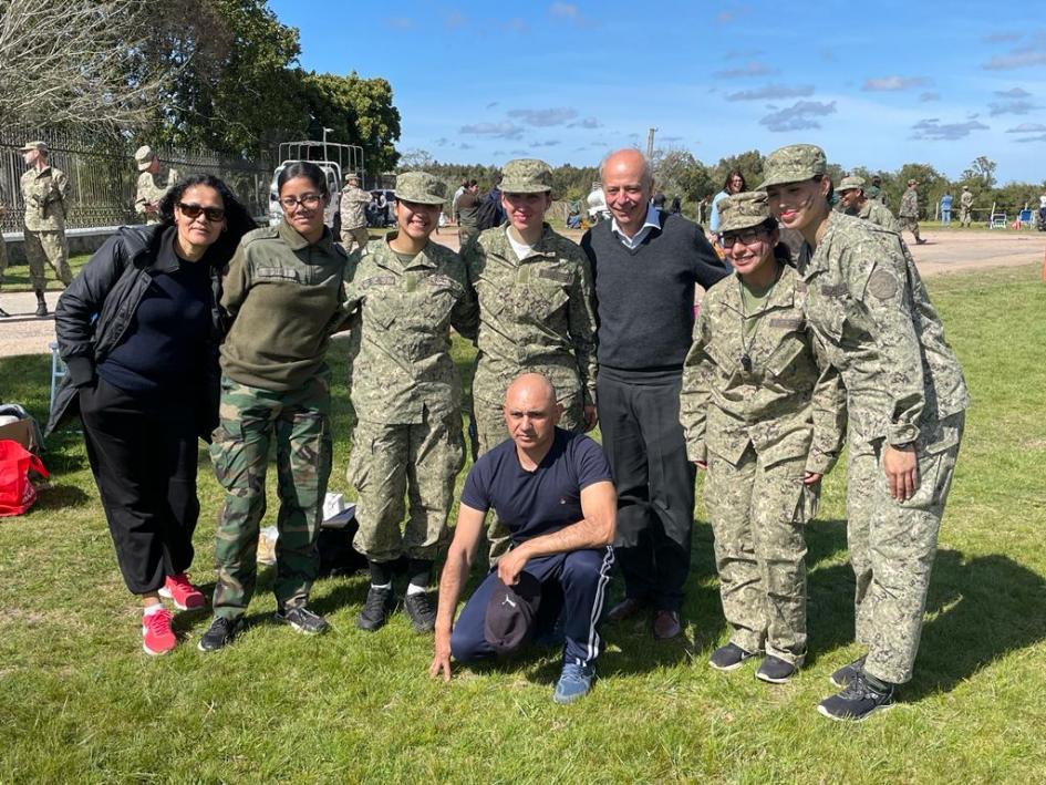 Ministro García con alumnos del liceo Militar