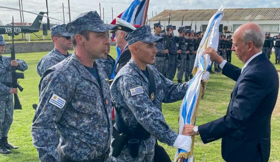 Ministro entregando el pabellón nacional Ministro entregando el pabellón nacional