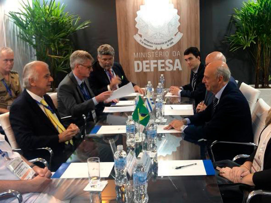 Ministro de Defensa Nacional de Uruguay reunido con el ministro de Defensa de Brasil