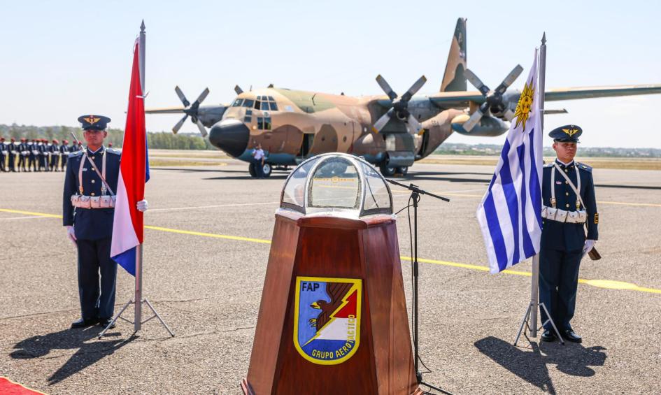 Tripulación del KC-130 Hércules en Paraguay Tripulación del KC-130 Hércules en Paraguay