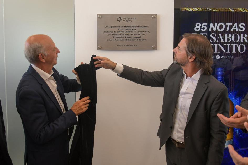 Presidente y Ministro descubren la placa Presidente y Ministro descubren la placa