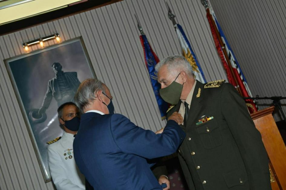 Relevo Jefe ESMADE 2021 Entrega disitintivo MDN Ministro de defensa Nacional a Gral Fajardo