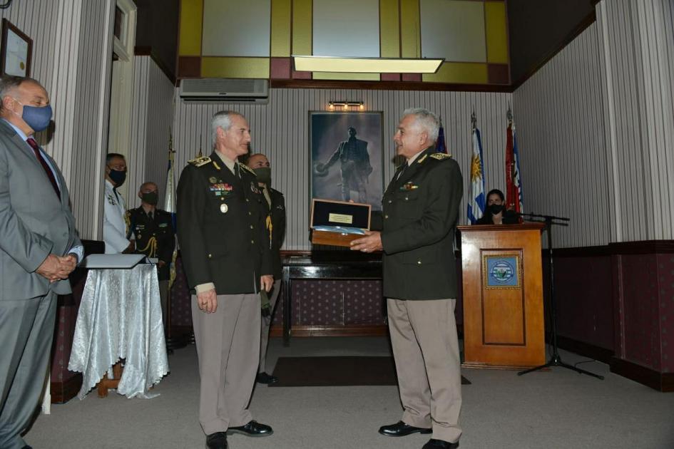 Entrega de gallardete General Fajardo a General Montaner