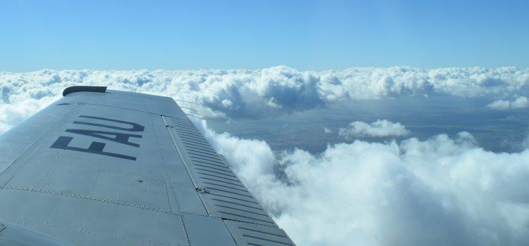 Ala de avión de la Fuerza Aérea Uruguaya en vuelo Ala de avión de la Fuerza Aérea Uruguaya en vuelo