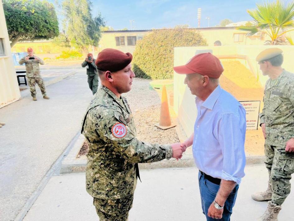 Visita del MDN a Sinaí, saludo al personal