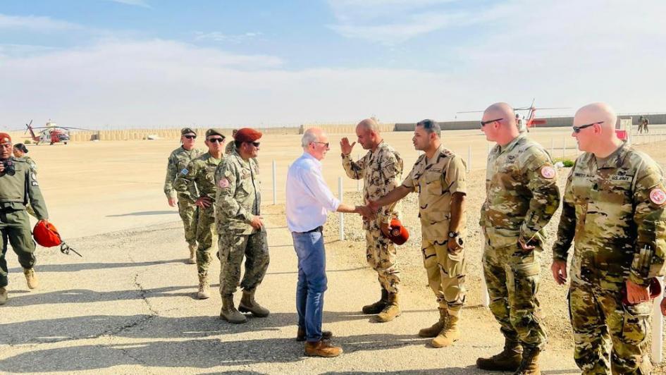 Visita del MDN a Sinaí, saludo al personal