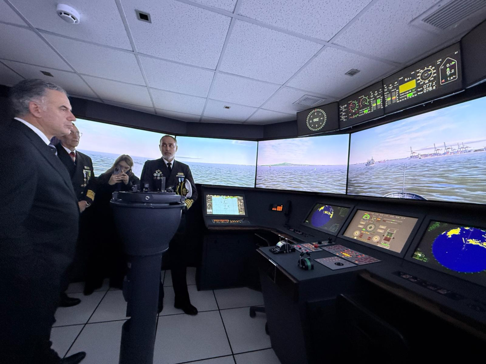 Visita a Centro de Simulación de la Escuela Naval