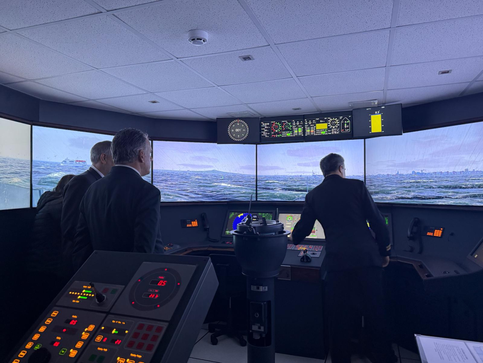Visita a Centro de Simulación de la Escuela Naval