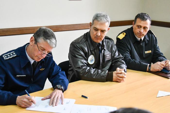 Firma del Acta. Gral. del Aire Rodolfo Pereyra, Cnel. (Av.) Ruben Aquines, CN (CAA) Rafael Trabal Firma del Acta