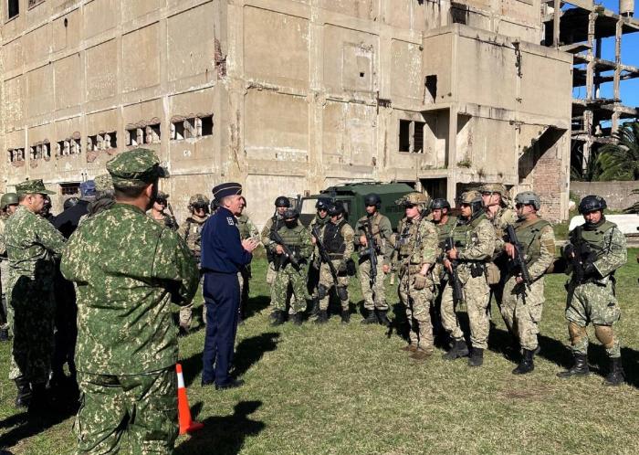 General del Aire Rodolfo Pereyra y autoridades saludando a los participantes del entrenamiento