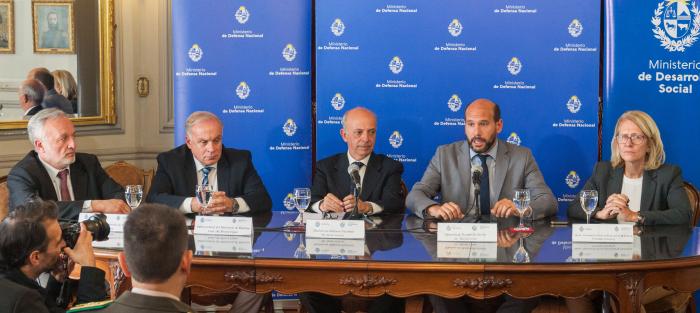 Ministro de Defensa Nacional acompañado por el Ministro de Desarrollo Social y autoridades