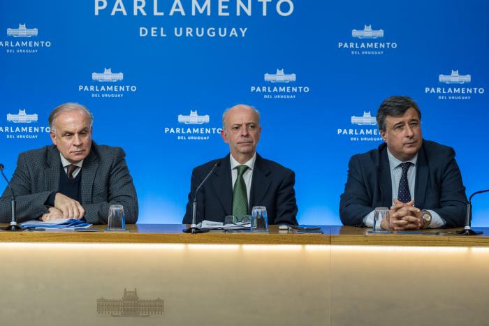 Ministro de Defensa Nacional acompañado por el Subsecretario y el Director General de Secretaría Ministro de Defensa Nacional acompañado por el Subsecretario y el Director General de Secretaría