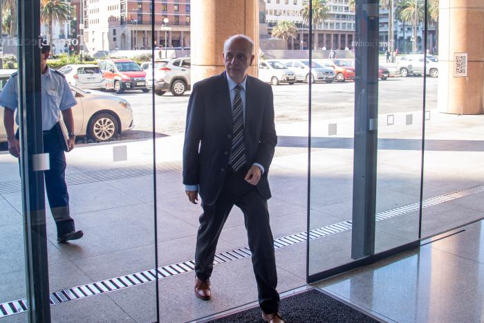 Ministro de Defensa Nacional, Javier García entrando a la torre ejecutiva 