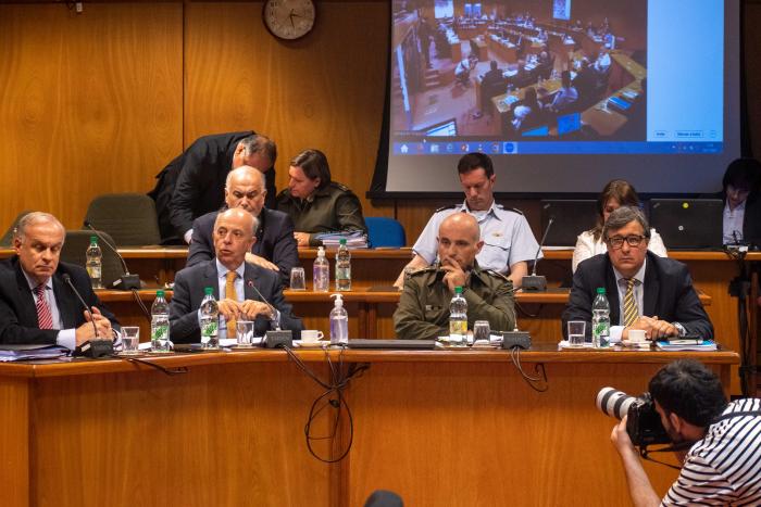 Ministro de Defensa Nacional acompañados de autoridades en el Parlamento