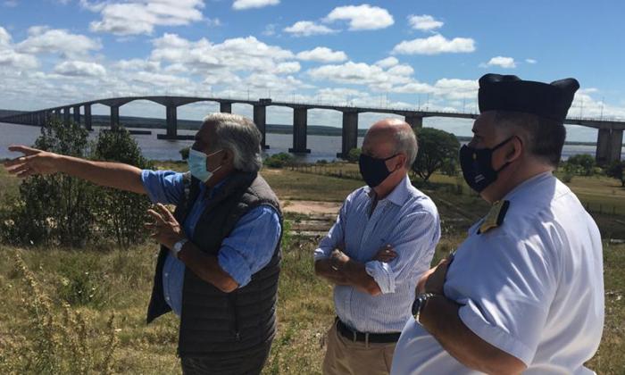 Ministro de Defensa, Javier García, junto al Almirante Jorge Wilson y el intendente de Río Negro