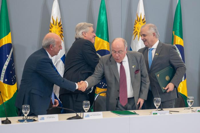 Firma de binacionalidad de Aeropuerto de Rivera Firma de binacionalidad de Aeropuerto de Rivera