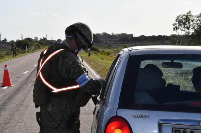 Personal militar haciendo control de personas en la frontera