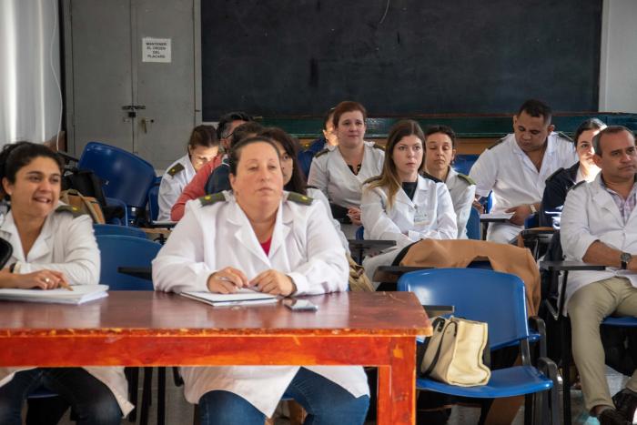 Talleres de sensibilización en materia de Género Funcionarios de Sanidad Militar sentados en clase recibiendo capacitación sobre Género