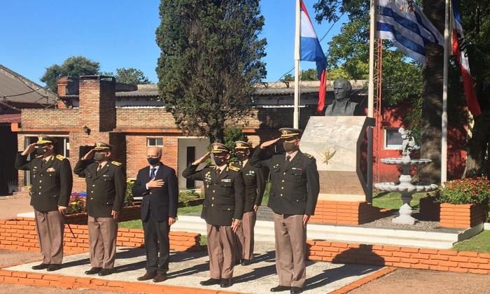 Ministro García y autoridades del Ejército.