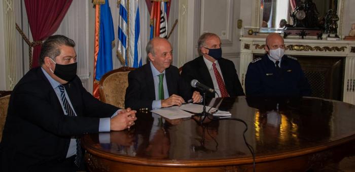 Ministro de Defensa Nacional, Javier García hablando sobre el remate del avión denominado Presidencial Ministro de Defensa Nacional, Javier García acompañado por autoridades hablando sobre el remate del avión denominado Presidencial